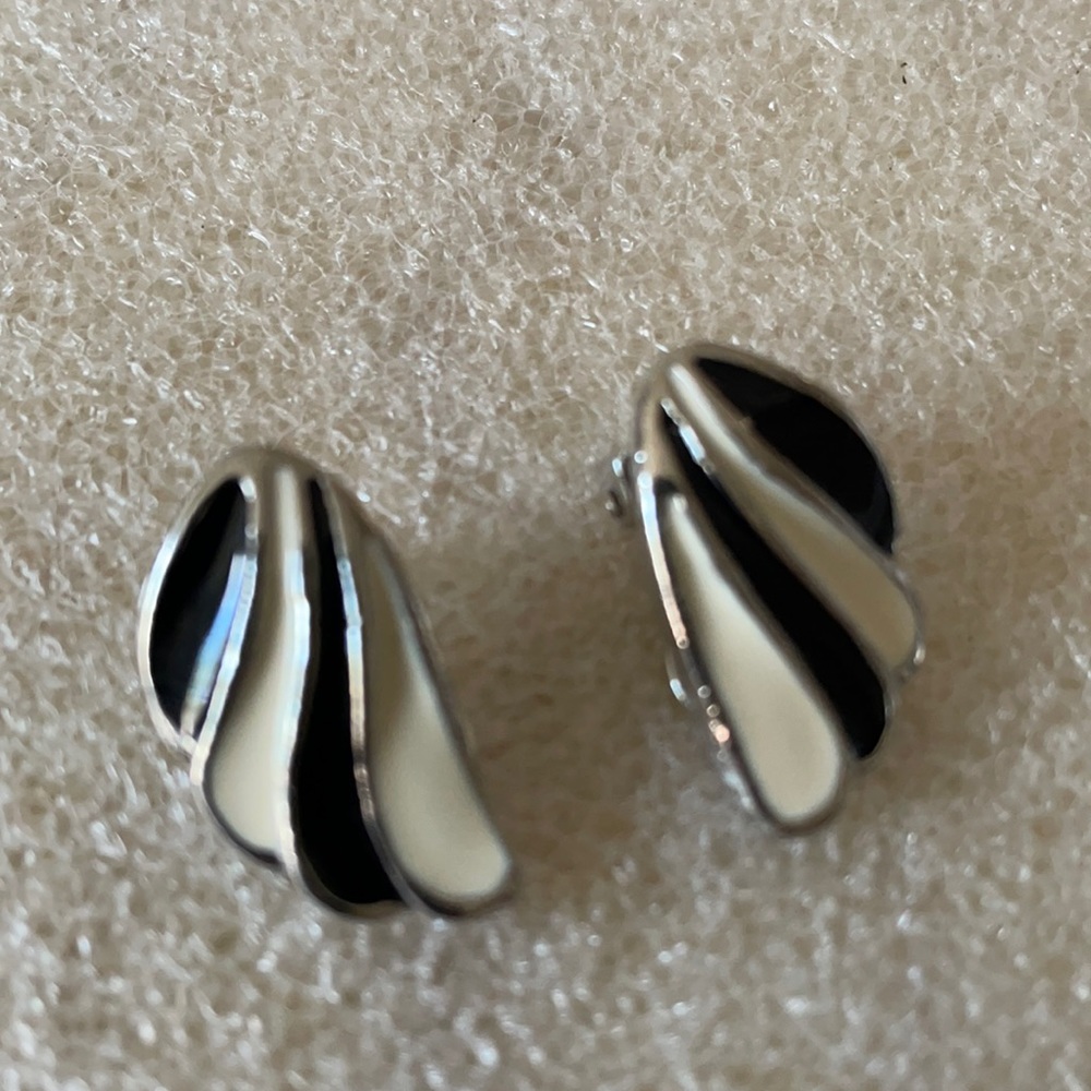 Vintage enamel clip on earring